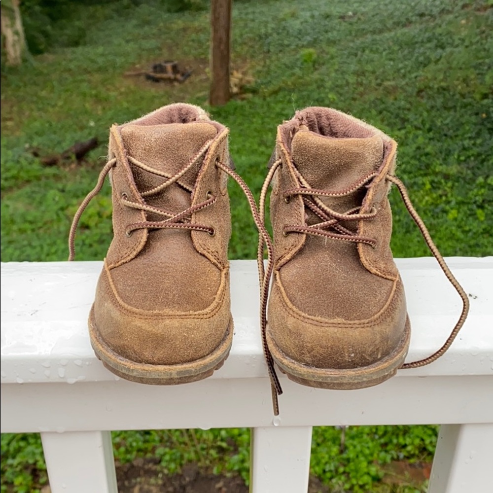 Boy lace-up Uggs